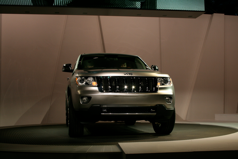 Illustration for article titled 2011 Jeep Grand Cherokee: Mercedes Chassis Meets Hemi Power